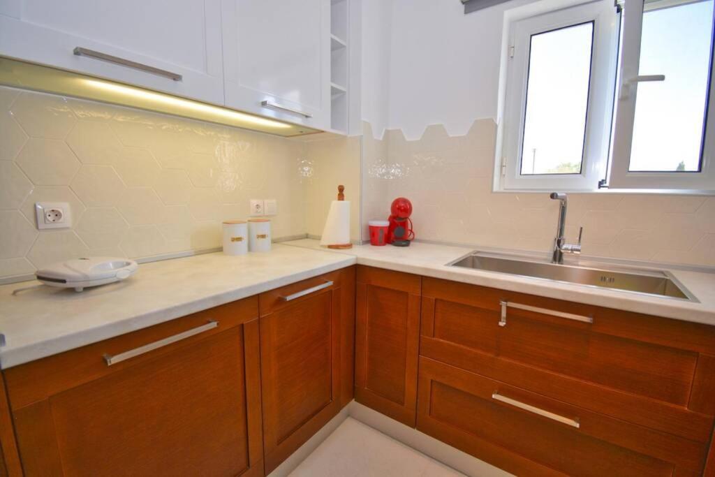 Potamos Deluxe White Apartment Bagian luar foto