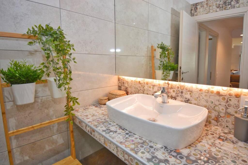 Potamos Deluxe White Apartment Bagian luar foto