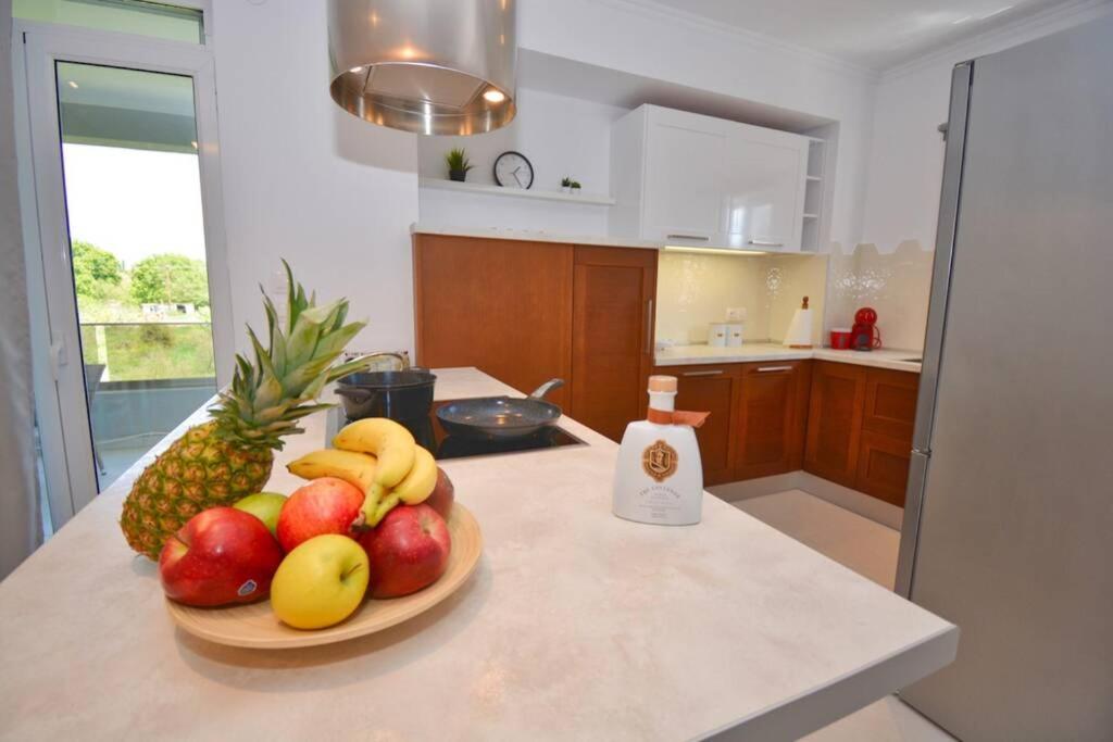Potamos Deluxe White Apartment Bagian luar foto