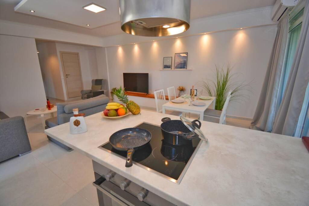 Potamos Deluxe White Apartment Bagian luar foto